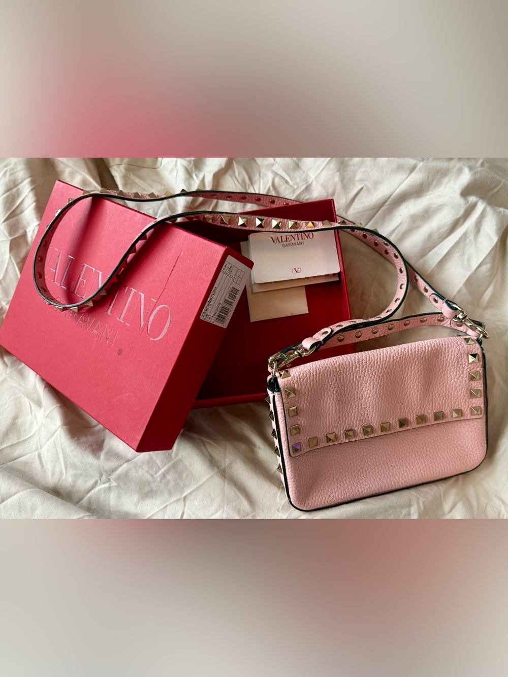 Authentic Valentino Garavani
Rockstud Grainy Calfskin Pouch, Powder Pink